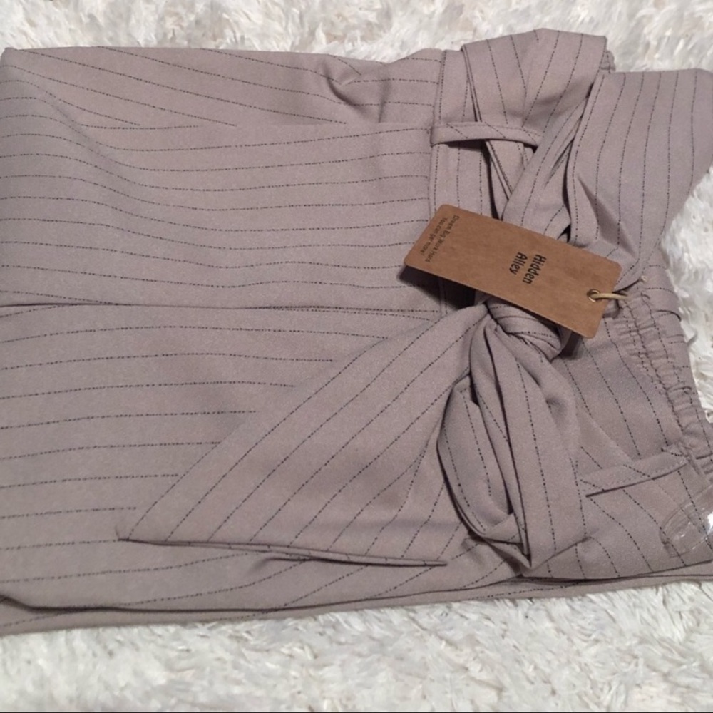 Hidden Alley Taupe Pinstripe Gaucho Pants - Picture 5 of 8